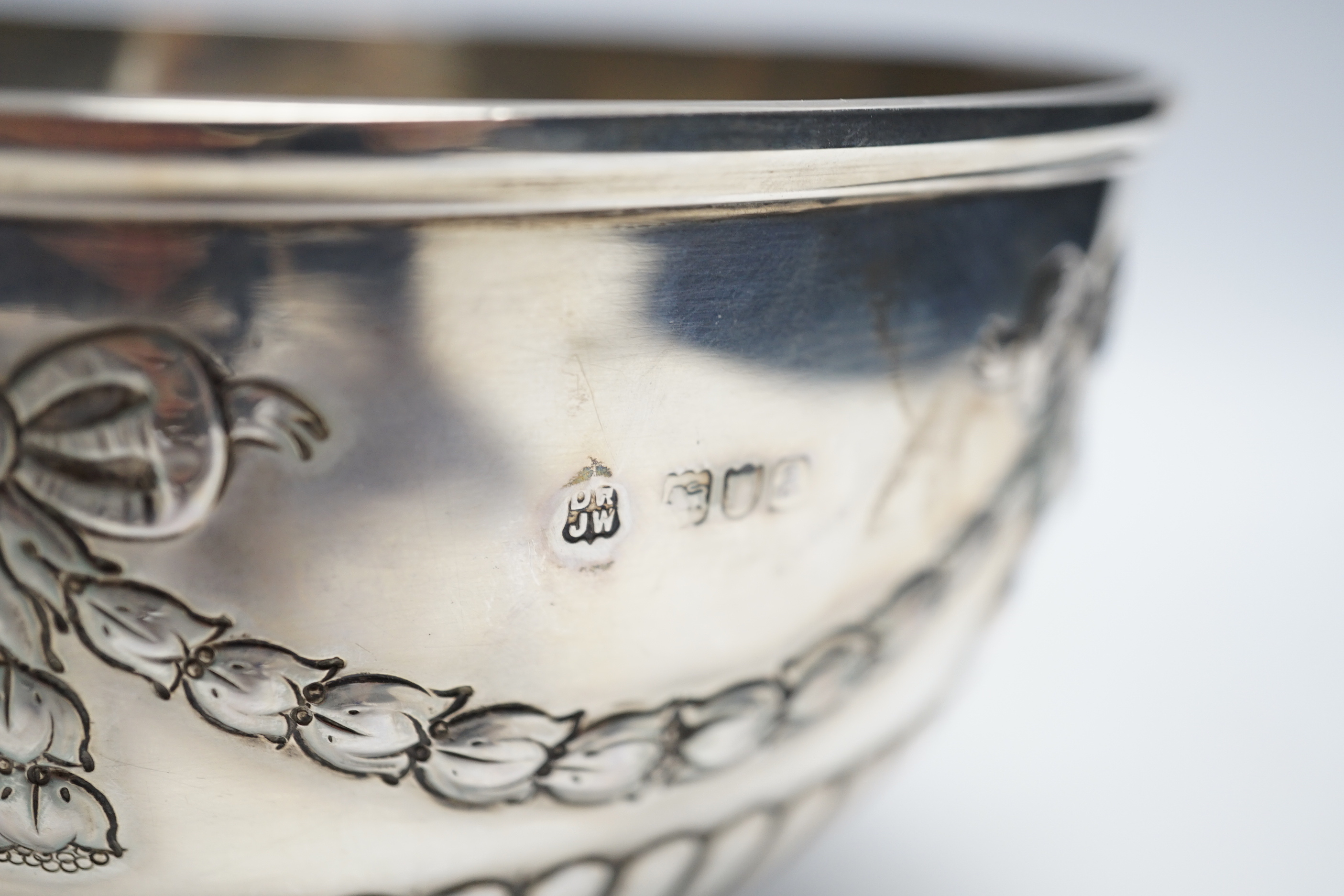 A late Victorian demi fluted silver rose bowl, London, 1896, diameter 17.6cm, 11.8oz.